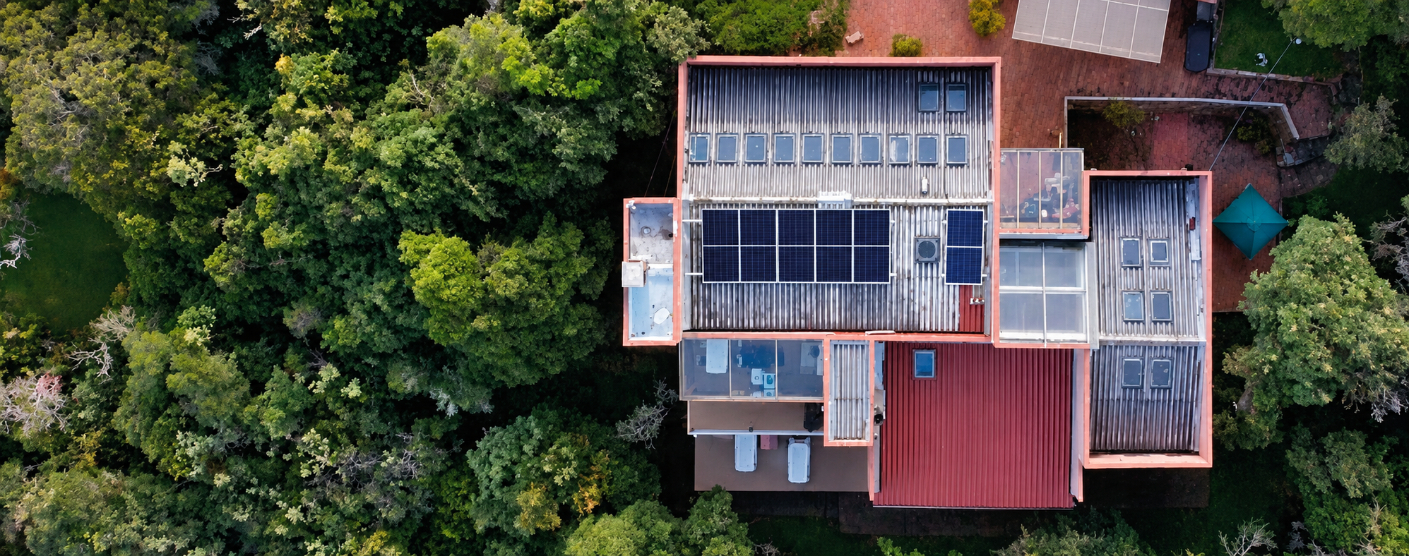Equipo Solmic junto a una instalación solar