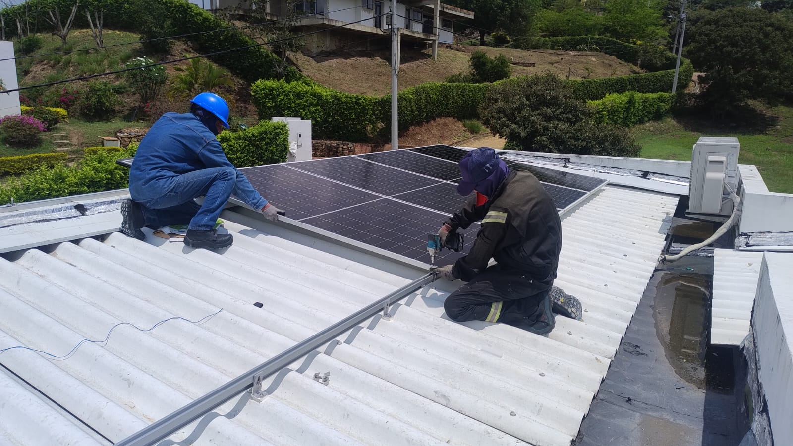 Paneles solares instalados en cubierta