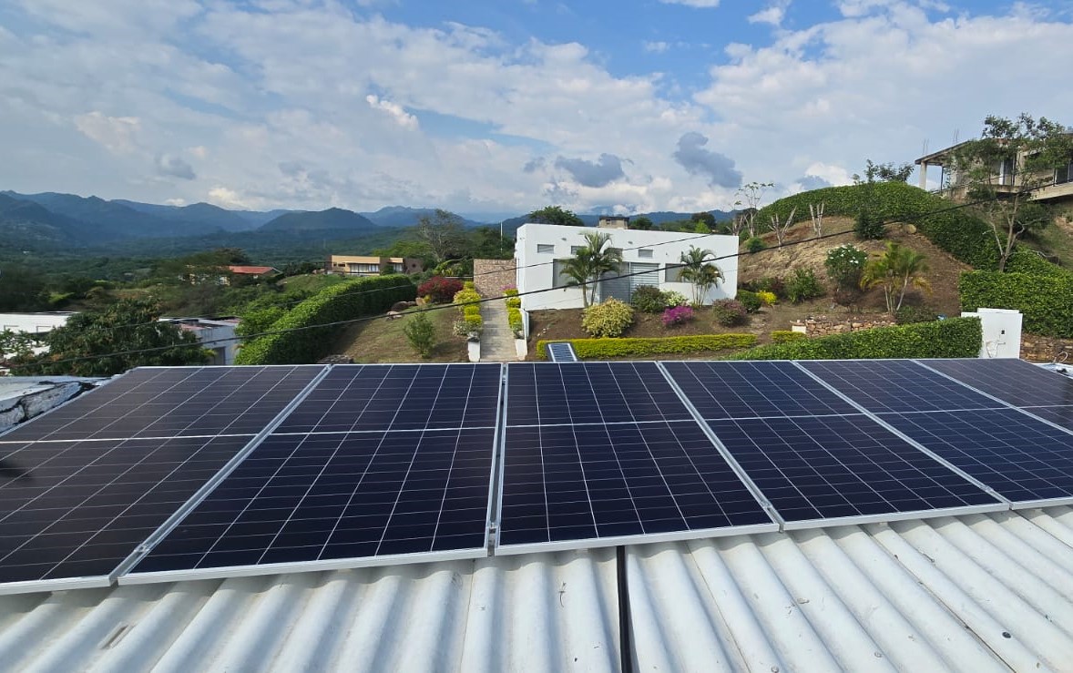 Equipo técnico durante una instalación solar